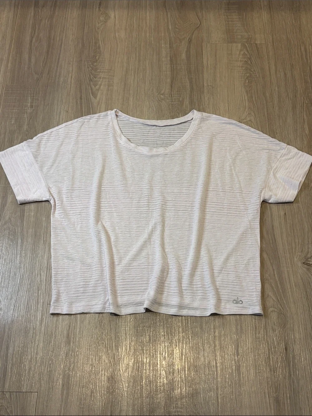 Alo Yoga In The City Short Sleeve Cropped Tee